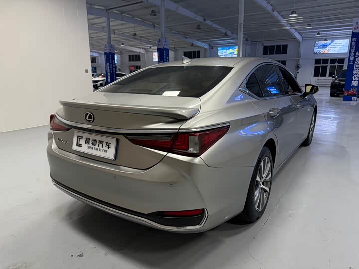 Фото 5 - Lexus ES