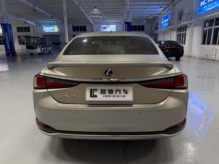 Фото 6 - Lexus ES