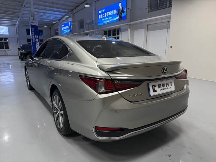Фото 7 - Lexus ES