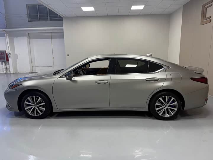 Фото 8 - Lexus ES