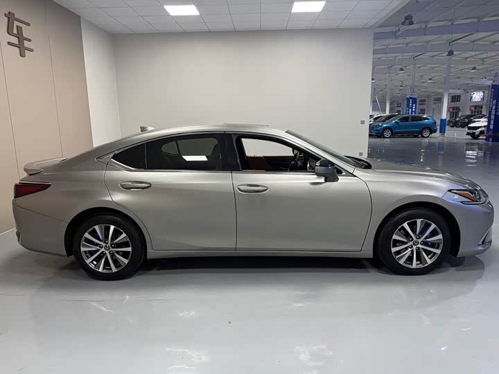 Фото 9 - Lexus ES