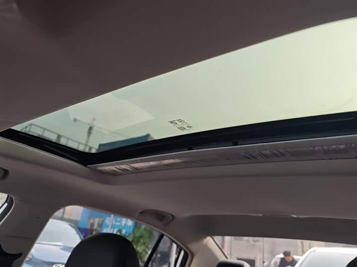 Фото 18 - Roewe i5