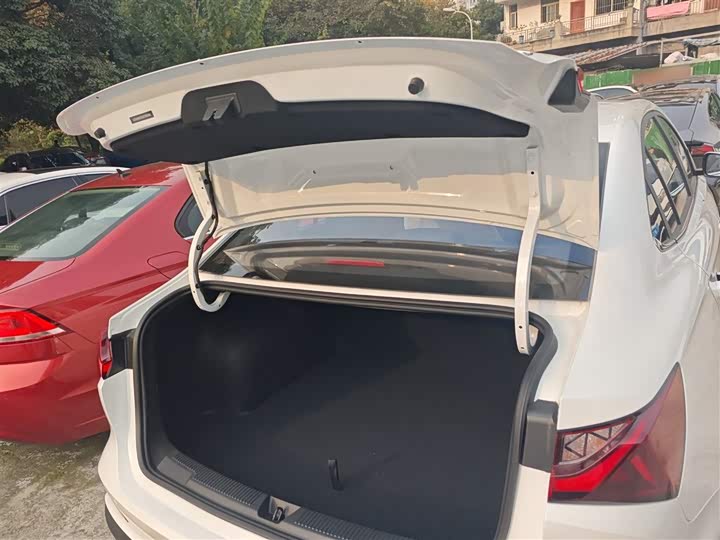 Фото 19 - Roewe i5