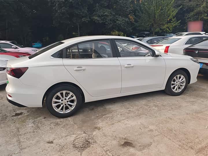 Фото 5 - Roewe i5