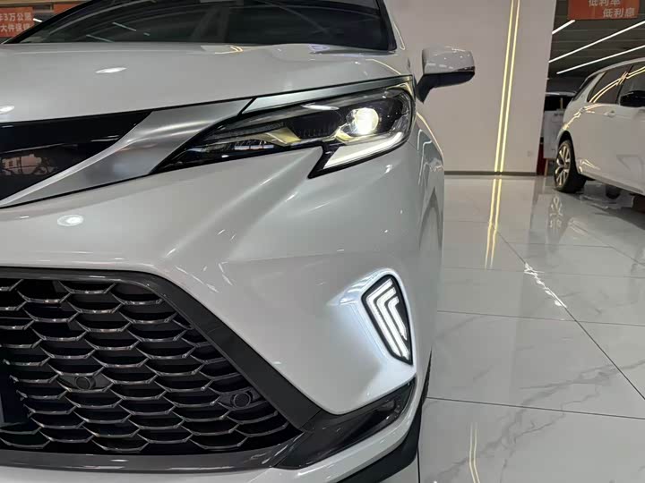 Фото 24 - Toyota Granvia