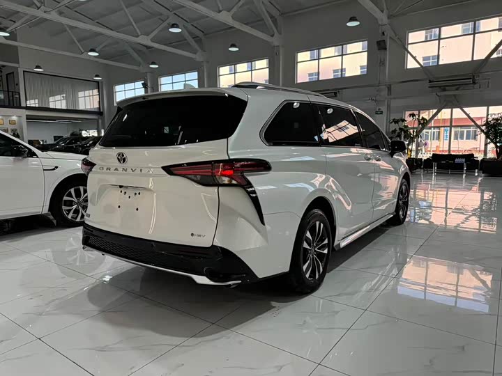 Фото 4 - Toyota Granvia