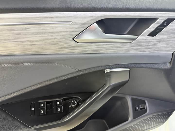 Фото 13 - Volkswagen Sagitar L