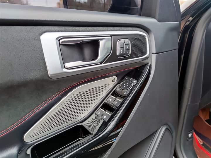 Фото 18 - Ford Explorer