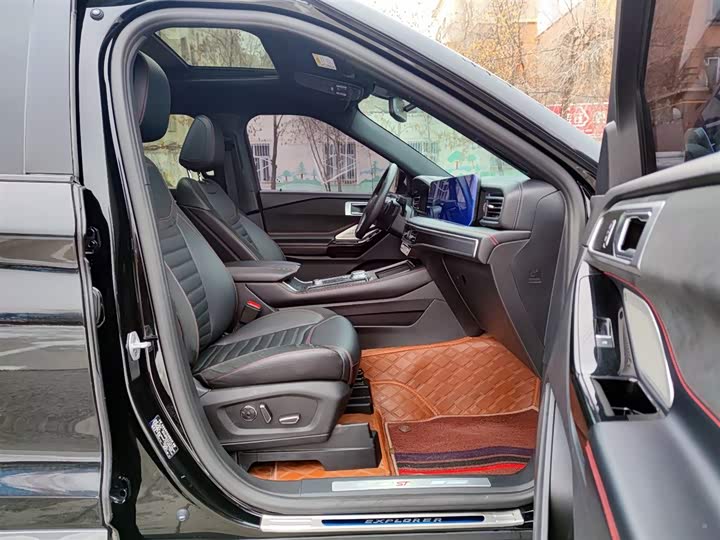 Фото 8 - Ford Explorer