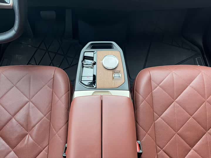 Фото 15 - BMW iX