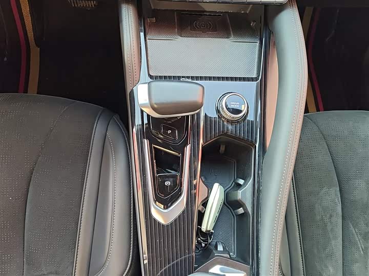 Фото 14 - Geely Monjaro