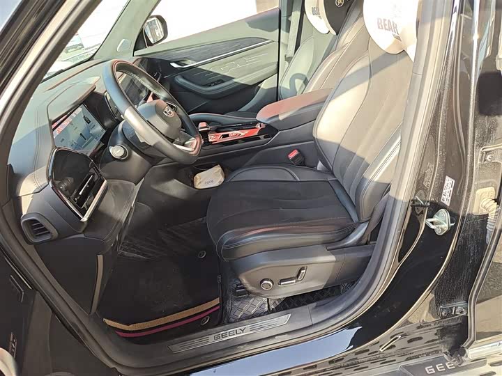 Фото 15 - Geely Monjaro