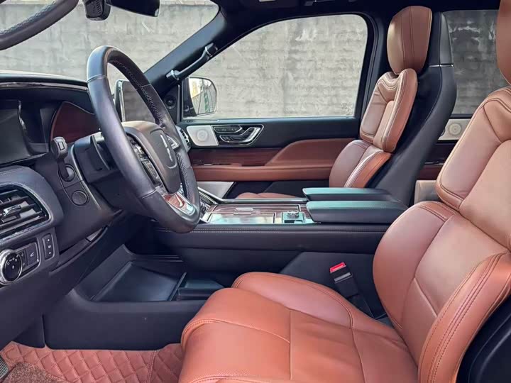 Фото 7 - Lincoln Navigator