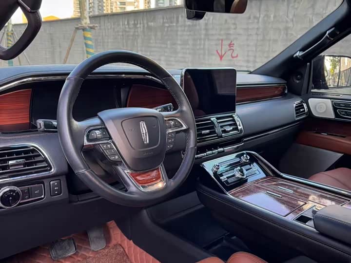 Фото 8 - Lincoln Navigator