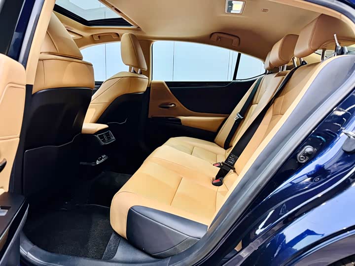 Фото 11 - Lexus ES