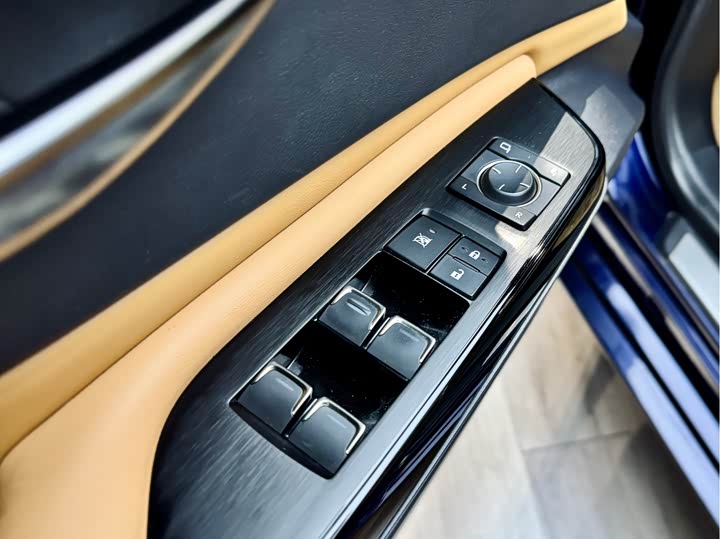 Фото 12 - Lexus ES