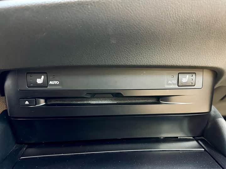 Фото 18 - Lexus ES