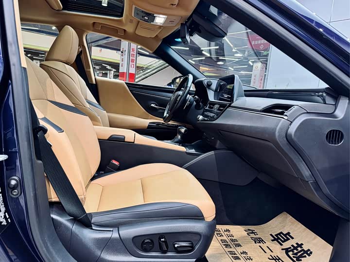 Фото 19 - Lexus ES