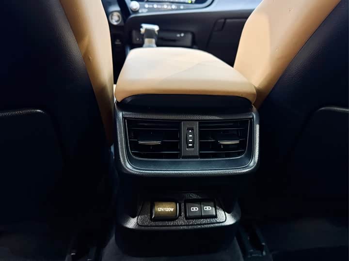 Фото 20 - Lexus ES