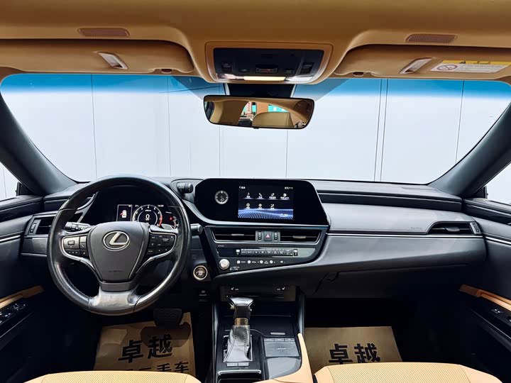 Фото 21 - Lexus ES