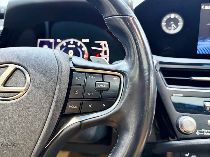 Фото 23 - Lexus ES