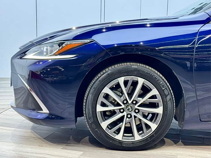 Фото 28 - Lexus ES