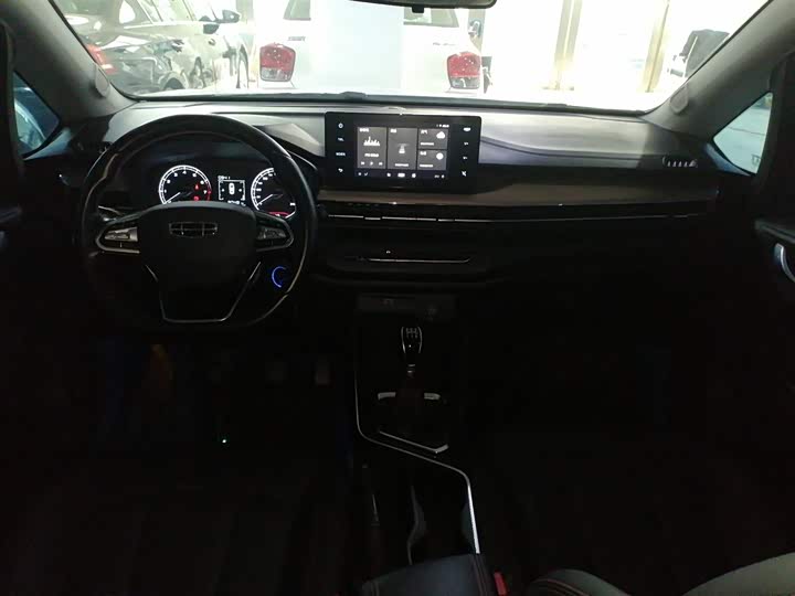 Фото 10 - Geely Vision X3