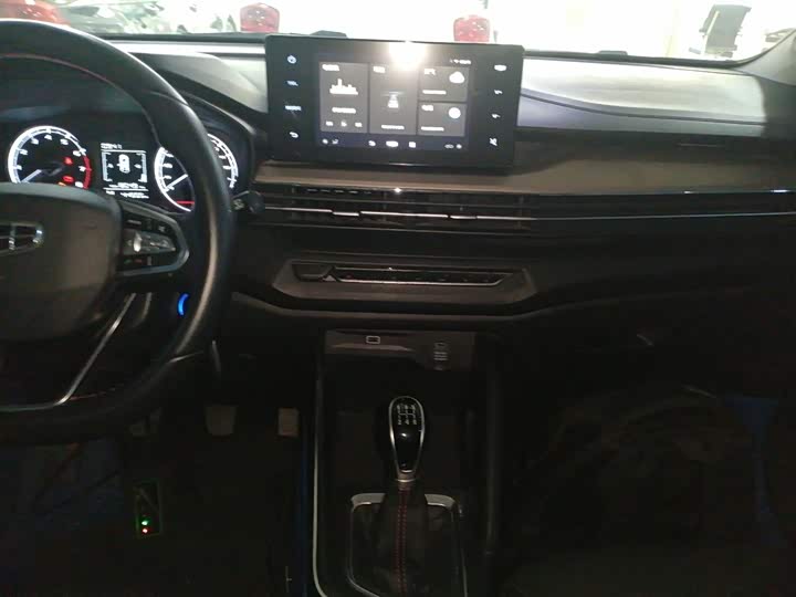 Фото 13 - Geely Vision X3