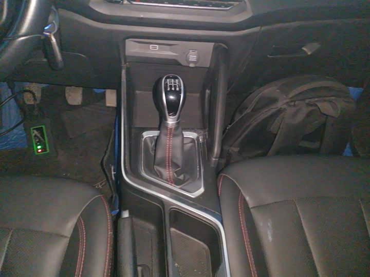 Фото 14 - Geely Vision X3