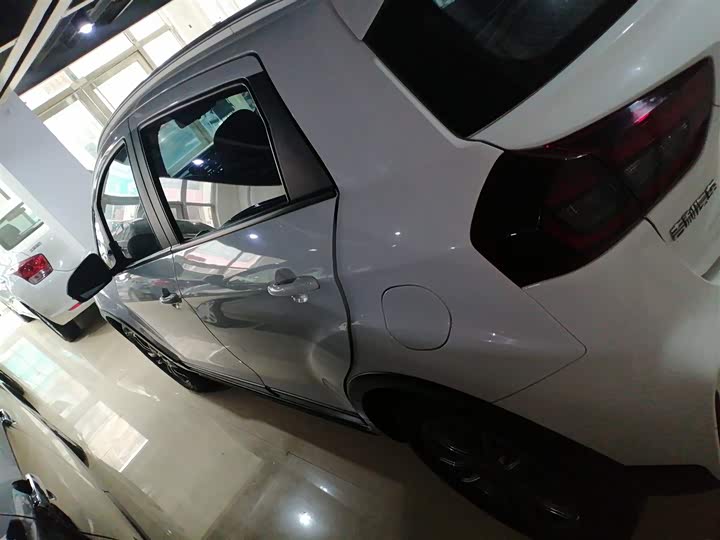 Фото 5 - Geely Vision X3