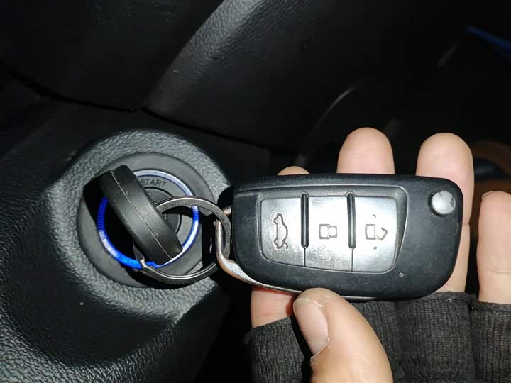 Фото 9 - Geely Vision X3