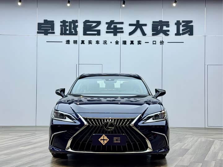 Фото 1 - Lexus ES