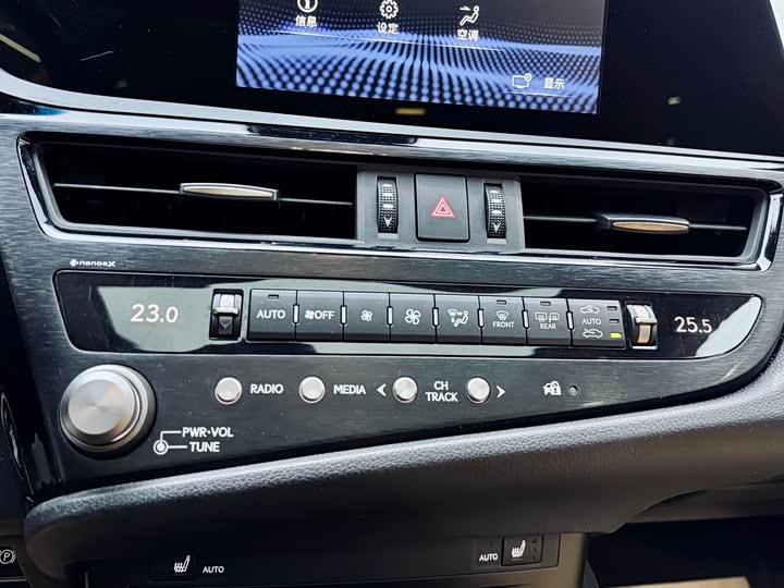 Фото 27 - Lexus ES