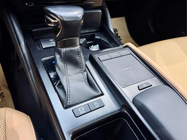 Фото 28 - Lexus ES