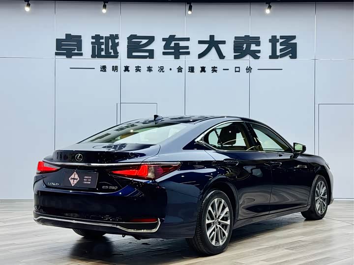 Фото 3 - Lexus ES