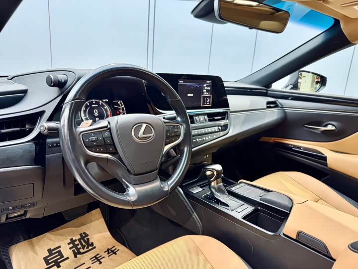 Фото 4 - Lexus ES