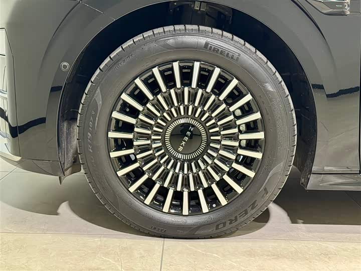 Фото 10 - Zeekr 009