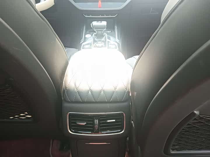 Фото 13 - Hongqi HS5