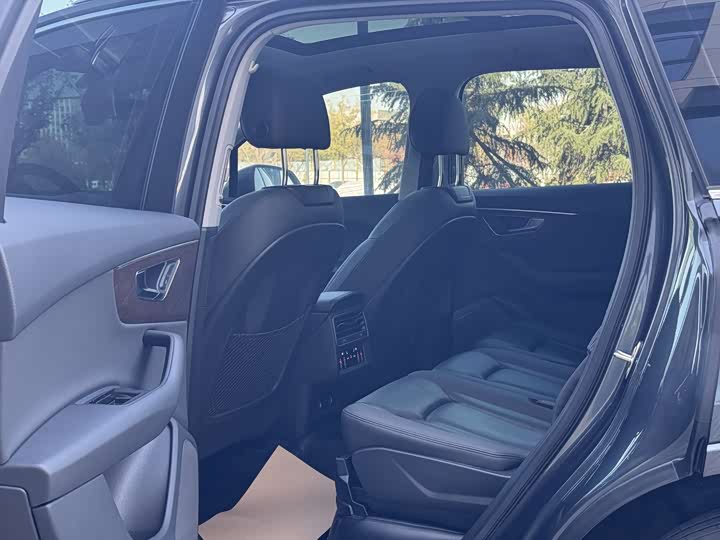 Фото 15 - Audi Q7