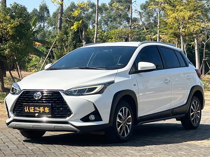 Фото 1 - Toyota Yaris L Hatchback