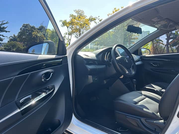 Фото 11 - Toyota Yaris L Hatchback