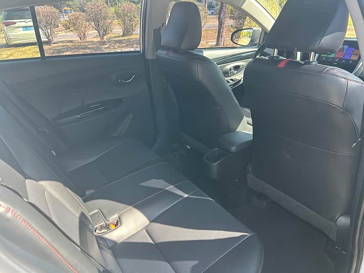 Фото 12 - Toyota Yaris L Hatchback