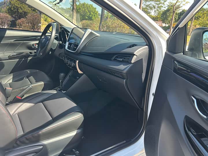 Фото 13 - Toyota Yaris L Hatchback