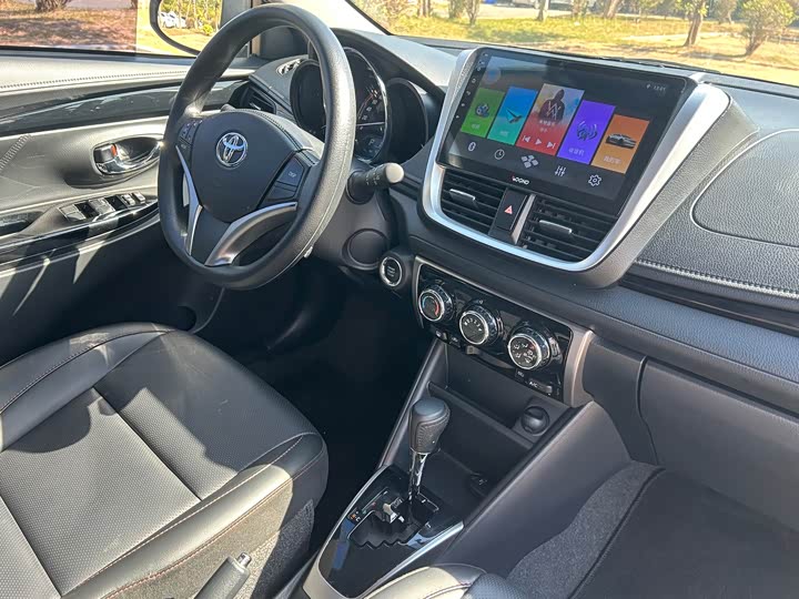 Фото 14 - Toyota Yaris L Hatchback