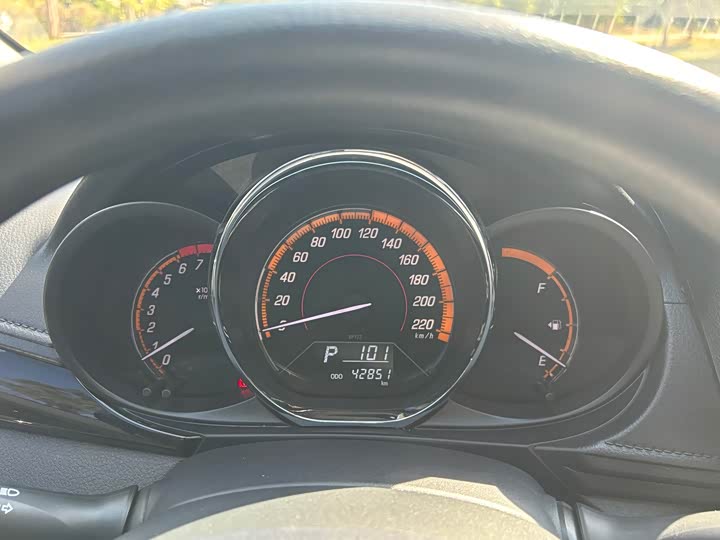 Фото 16 - Toyota Yaris L Hatchback