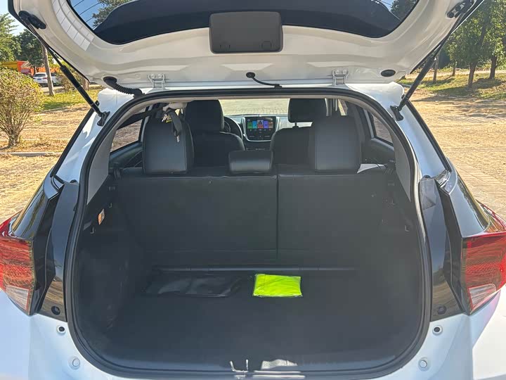 Фото 18 - Toyota Yaris L Hatchback