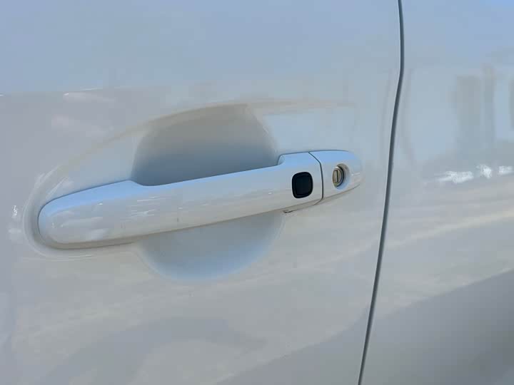 Фото 19 - Toyota Yaris L Hatchback