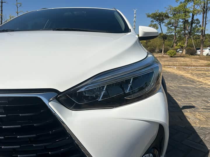 Фото 20 - Toyota Yaris L Hatchback