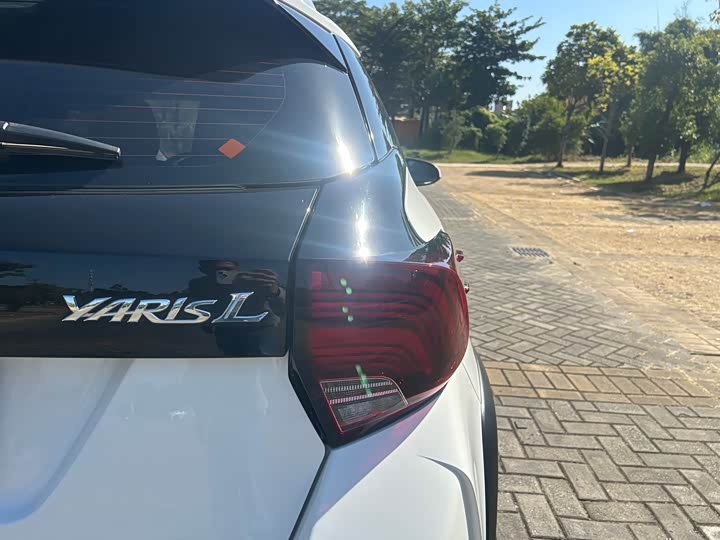 Фото 21 - Toyota Yaris L Hatchback