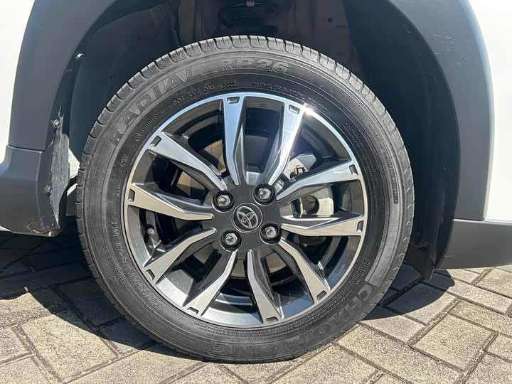 Фото 22 - Toyota Yaris L Hatchback